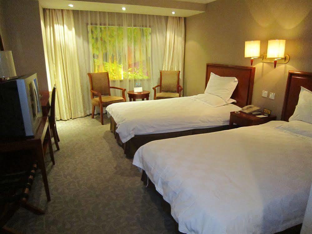 Yitianxia Hotel 3*